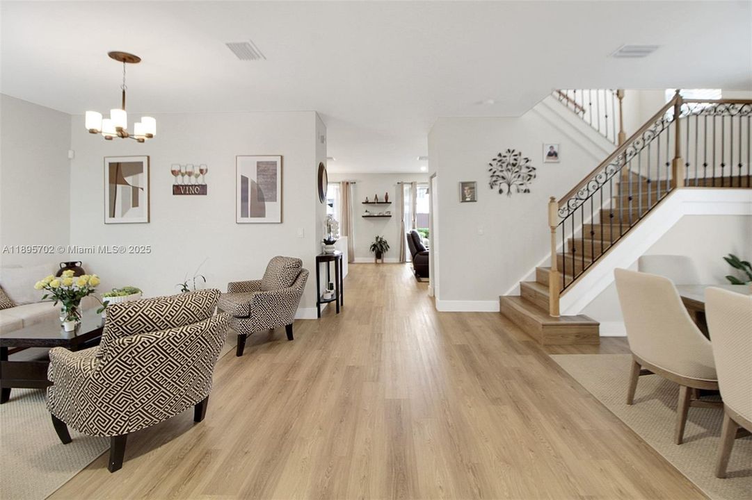 合同活跃: $755,000 (4 贝兹, 2 浴室, 2383 平方英尺)