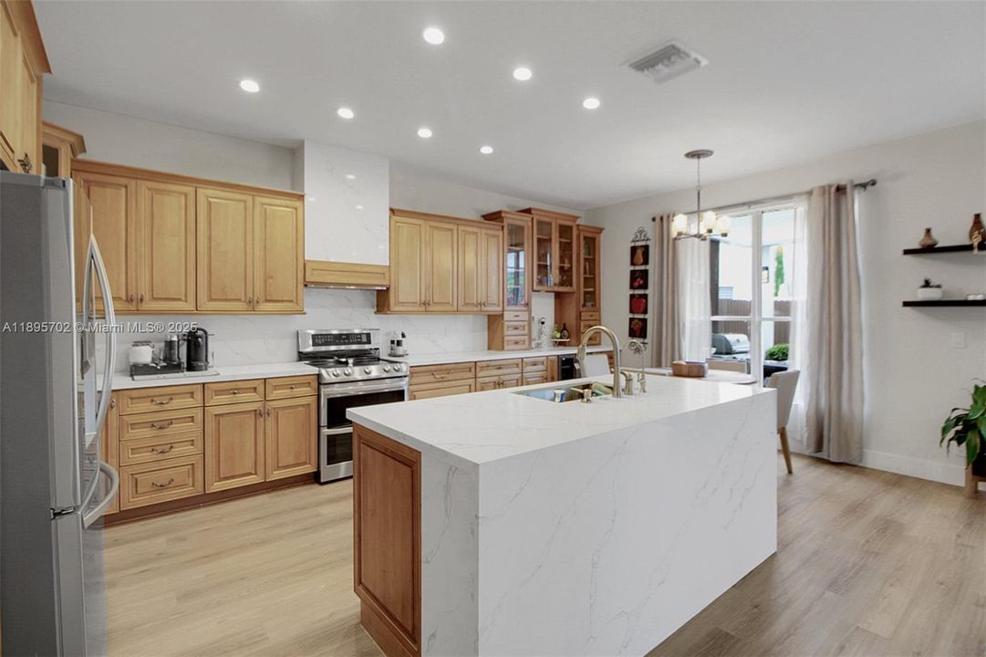 合同活跃: $755,000 (4 贝兹, 2 浴室, 2383 平方英尺)