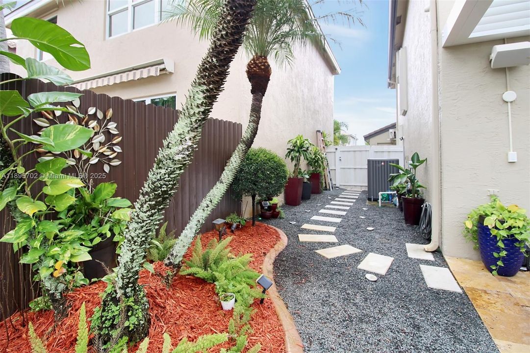 合同活跃: $755,000 (4 贝兹, 2 浴室, 2383 平方英尺)