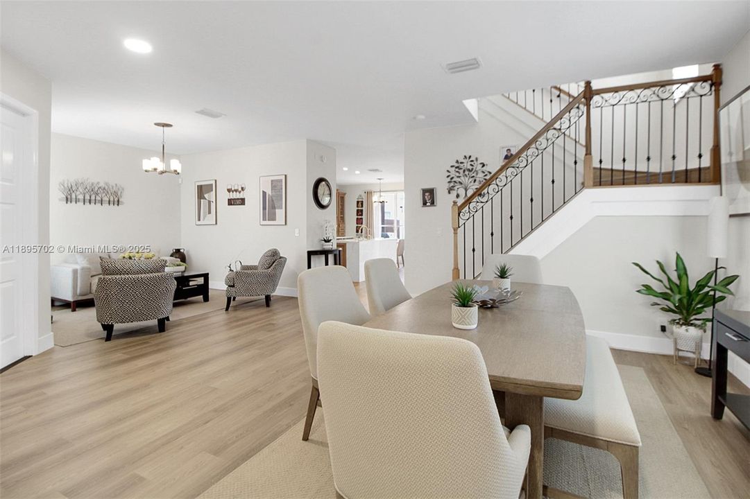 合同活跃: $755,000 (4 贝兹, 2 浴室, 2383 平方英尺)