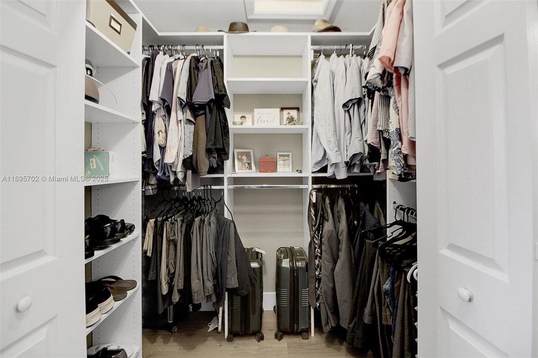 合同活跃: $755,000 (4 贝兹, 2 浴室, 2383 平方英尺)