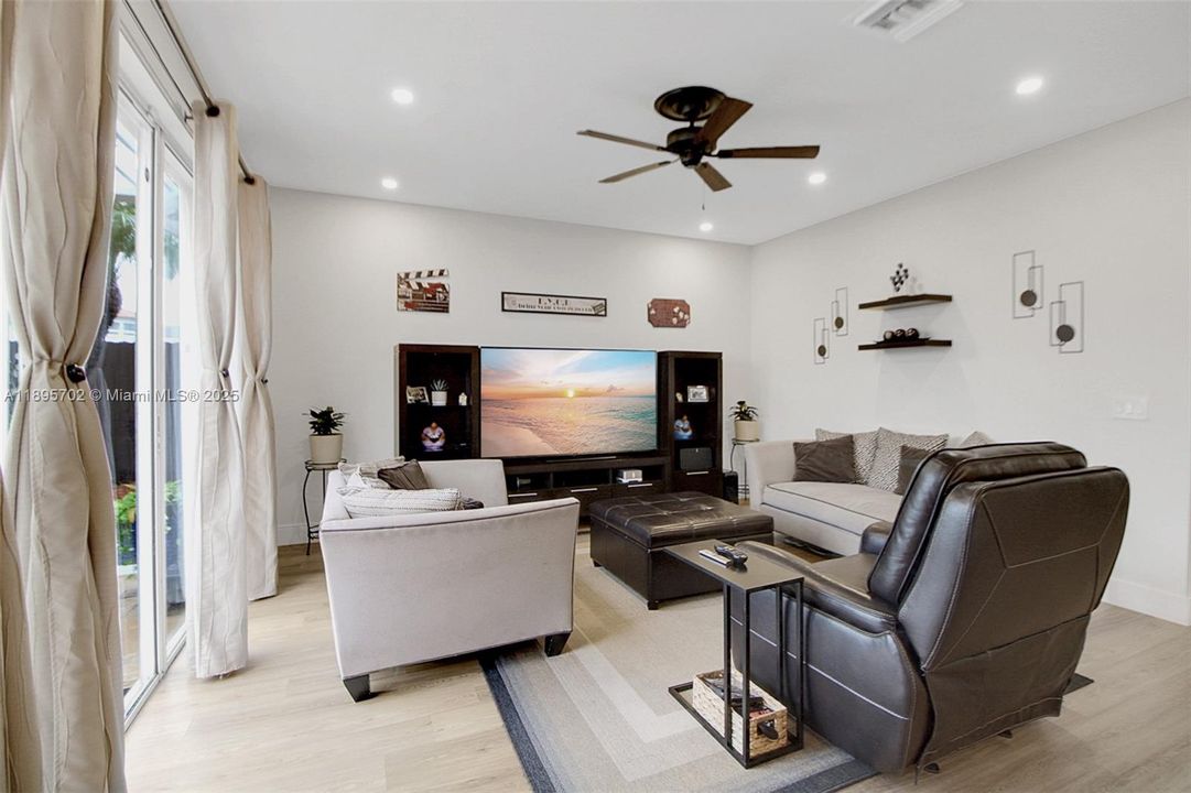 合同活跃: $755,000 (4 贝兹, 2 浴室, 2383 平方英尺)