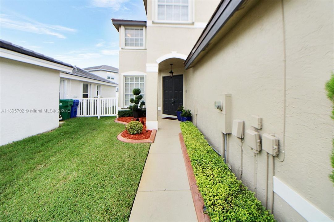 合同活跃: $755,000 (4 贝兹, 2 浴室, 2383 平方英尺)