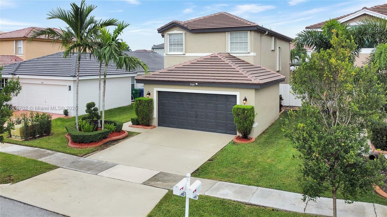 合同活跃: $755,000 (4 贝兹, 2 浴室, 2383 平方英尺)