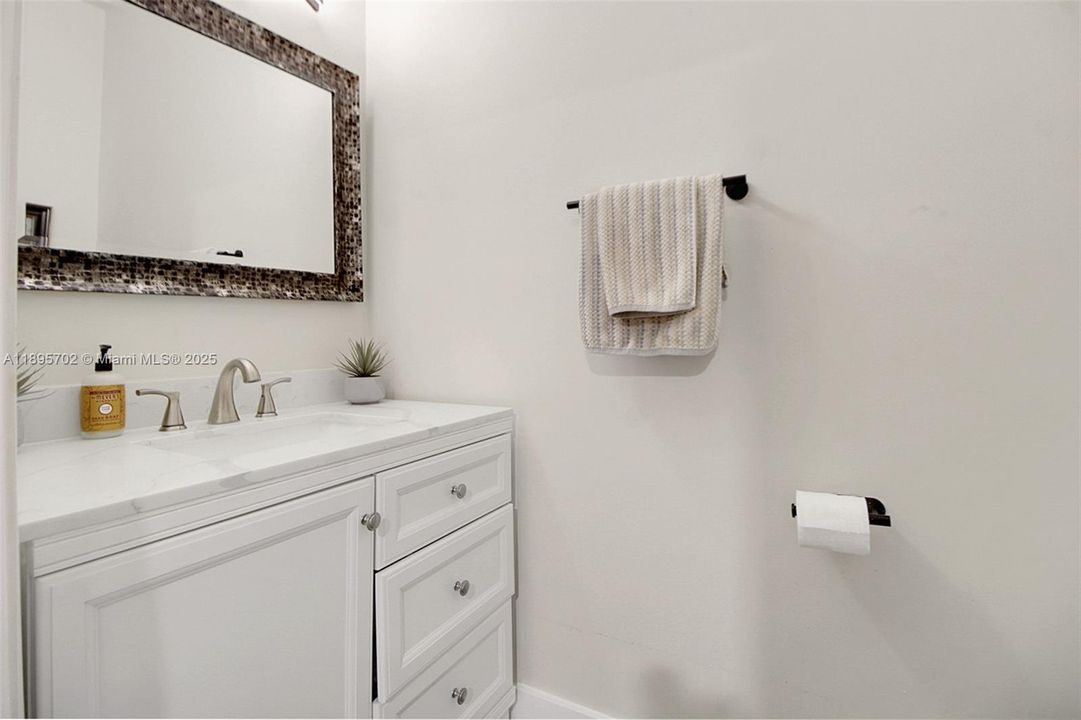 合同活跃: $755,000 (4 贝兹, 2 浴室, 2383 平方英尺)