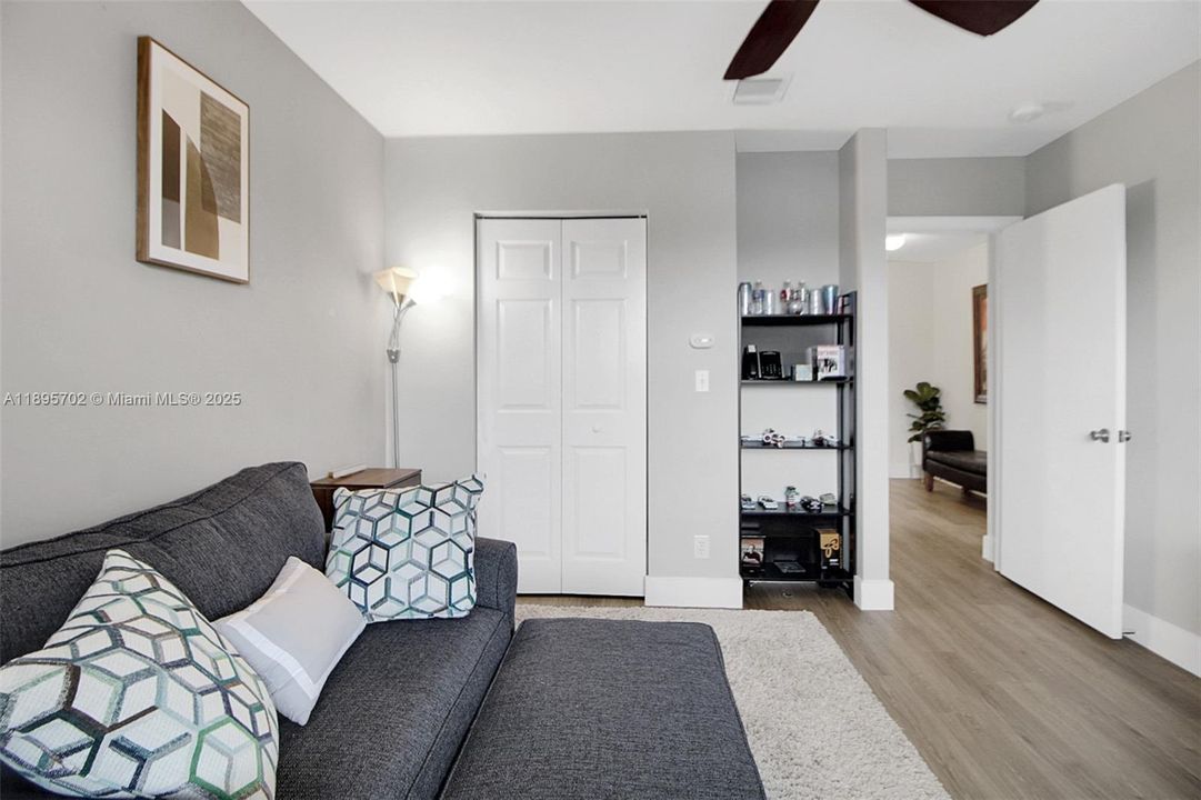 合同活跃: $755,000 (4 贝兹, 2 浴室, 2383 平方英尺)