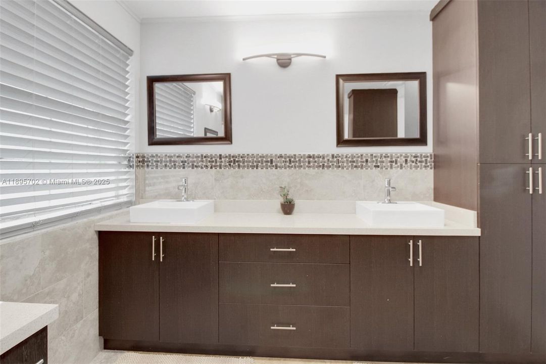 合同活跃: $755,000 (4 贝兹, 2 浴室, 2383 平方英尺)