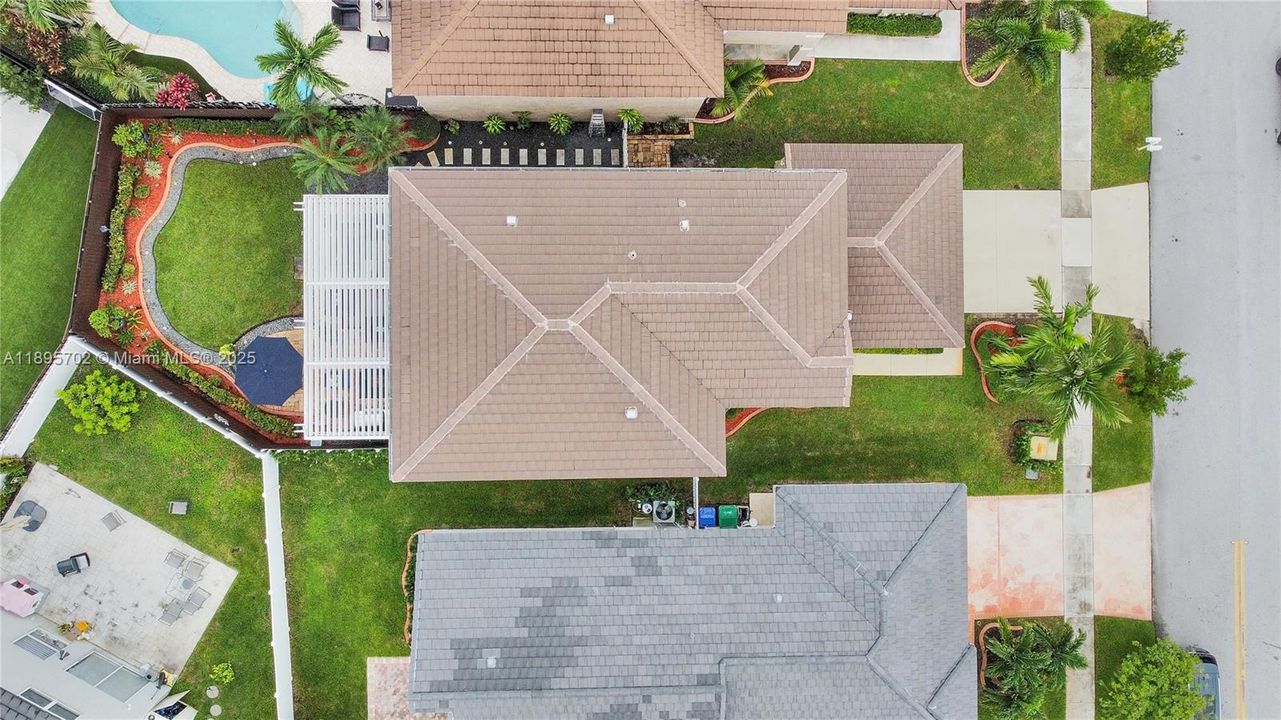 合同活跃: $755,000 (4 贝兹, 2 浴室, 2383 平方英尺)