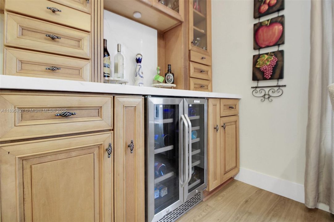 合同活跃: $755,000 (4 贝兹, 2 浴室, 2383 平方英尺)