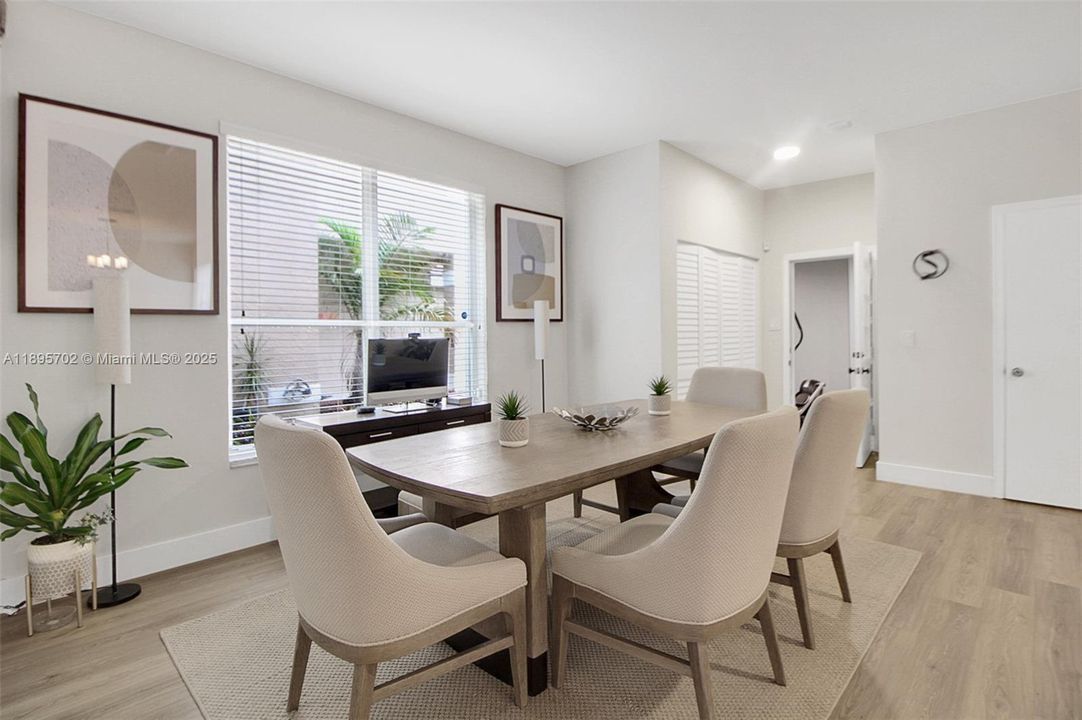 合同活跃: $755,000 (4 贝兹, 2 浴室, 2383 平方英尺)