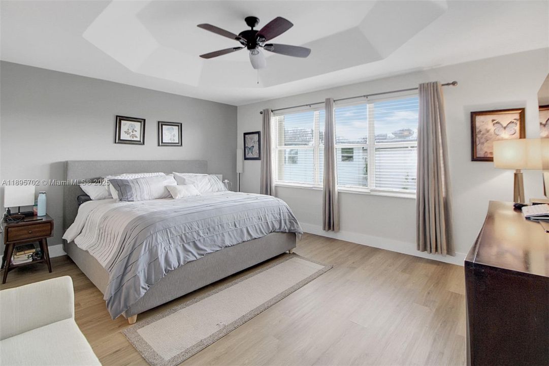 合同活跃: $755,000 (4 贝兹, 2 浴室, 2383 平方英尺)