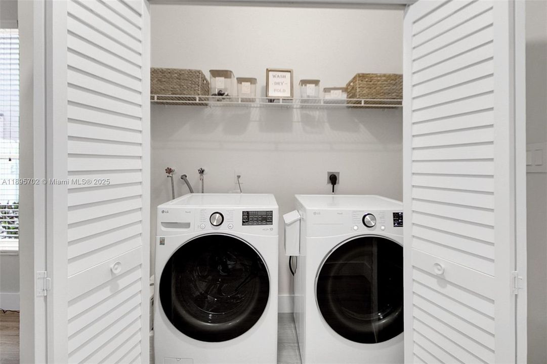 合同活跃: $755,000 (4 贝兹, 2 浴室, 2383 平方英尺)