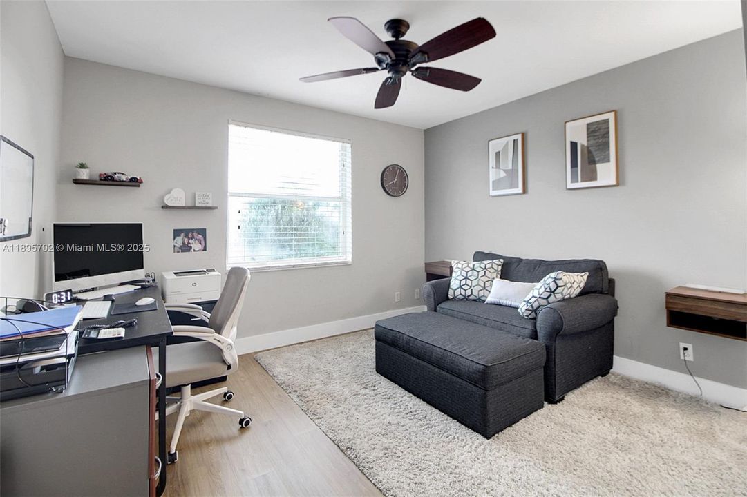 合同活跃: $755,000 (4 贝兹, 2 浴室, 2383 平方英尺)