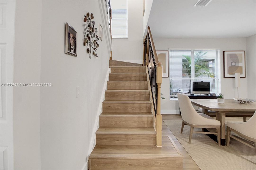 合同活跃: $755,000 (4 贝兹, 2 浴室, 2383 平方英尺)