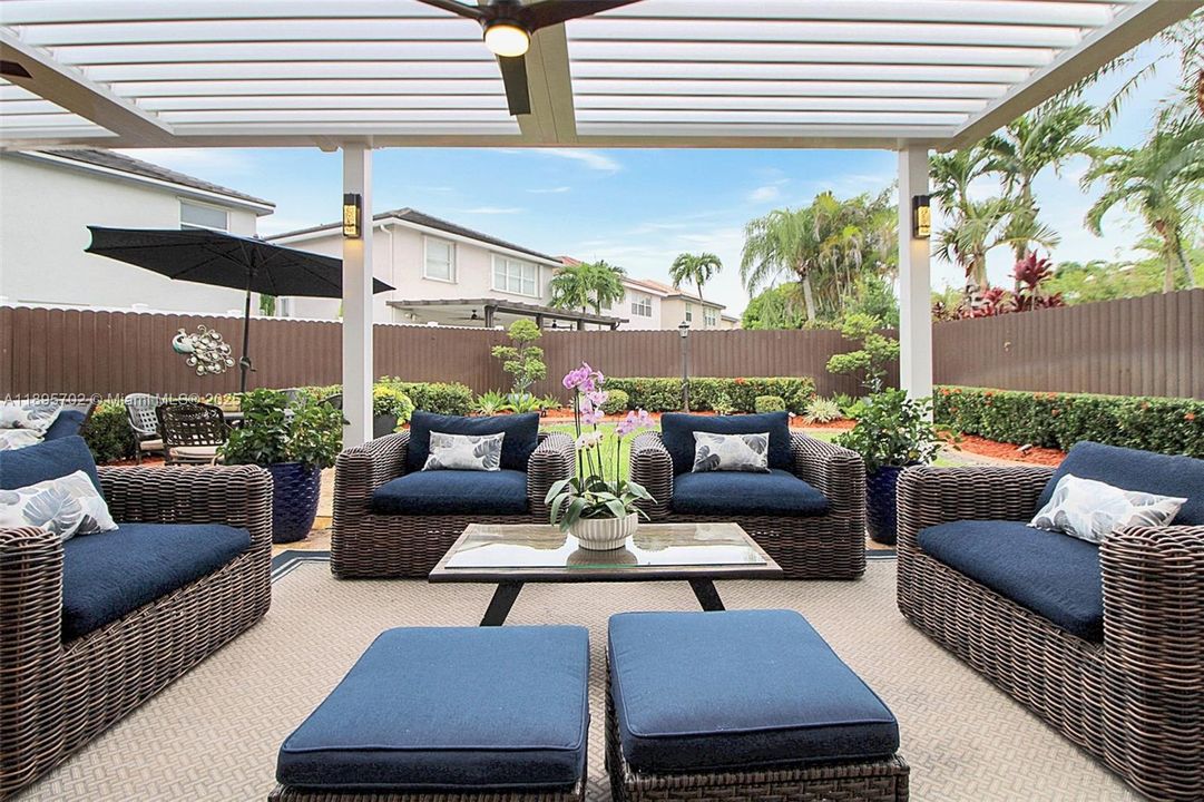 合同活跃: $755,000 (4 贝兹, 2 浴室, 2383 平方英尺)