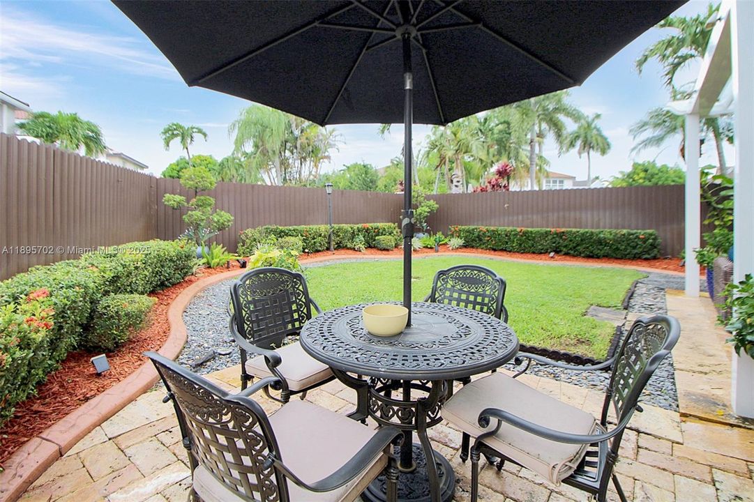 合同活跃: $755,000 (4 贝兹, 2 浴室, 2383 平方英尺)