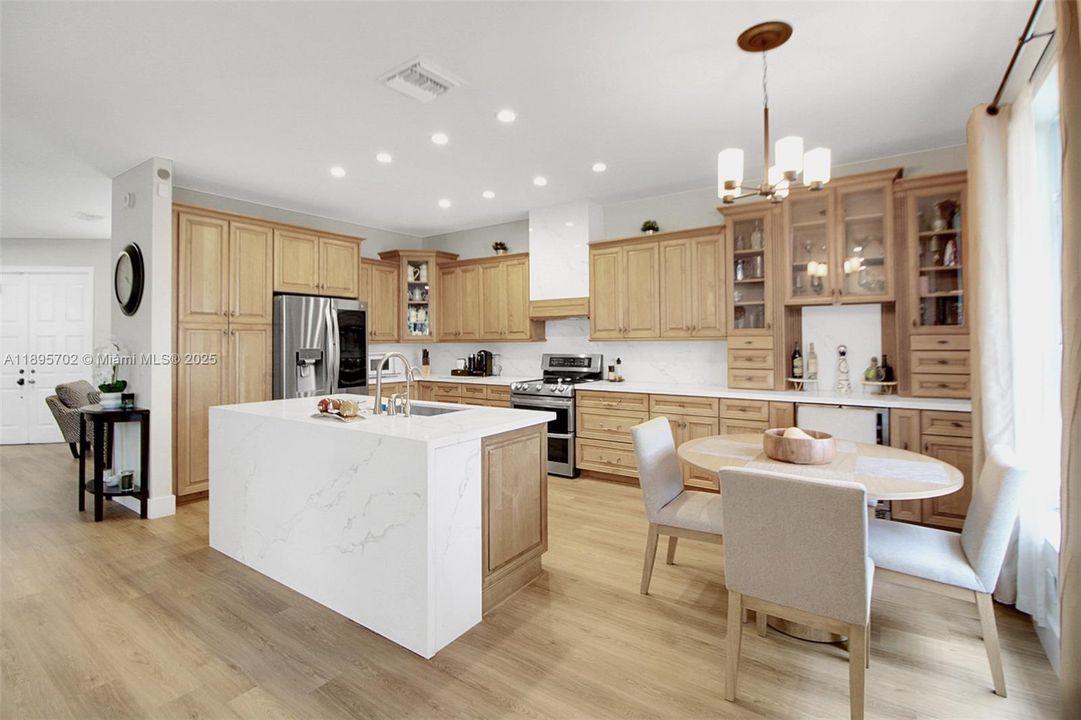 合同活跃: $755,000 (4 贝兹, 2 浴室, 2383 平方英尺)