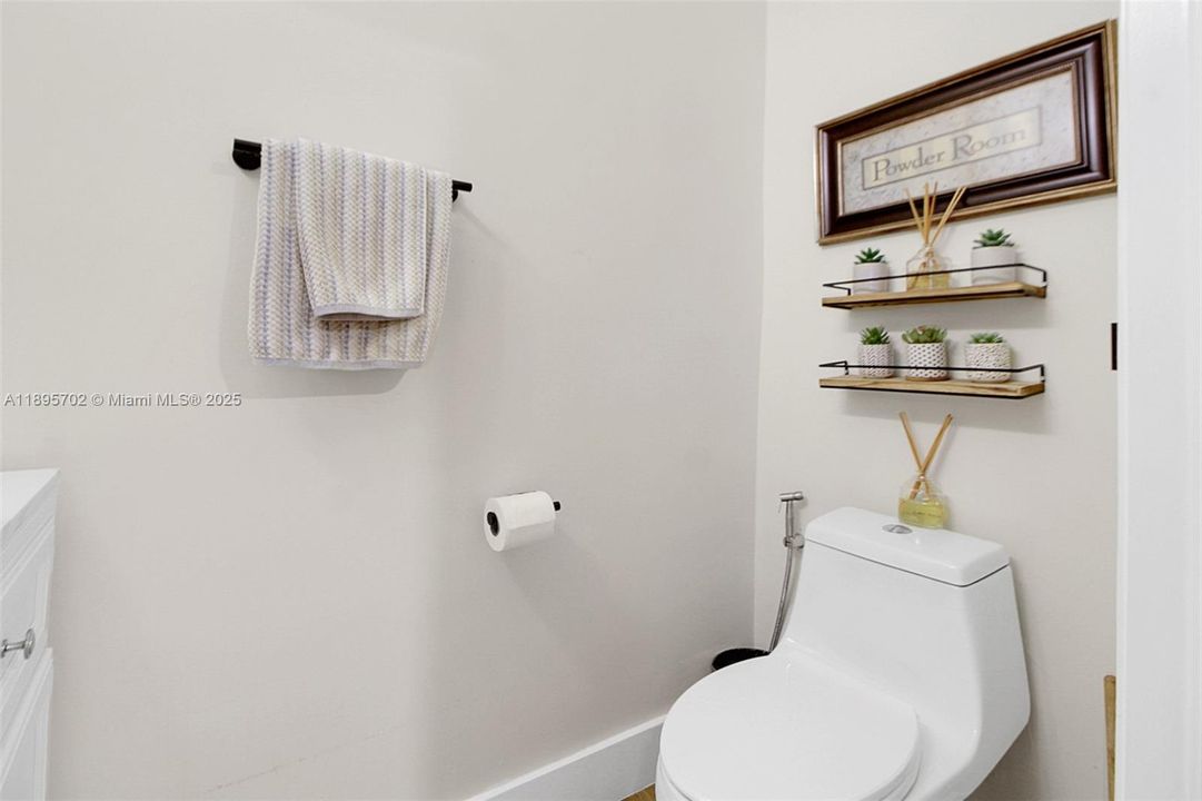 合同活跃: $755,000 (4 贝兹, 2 浴室, 2383 平方英尺)