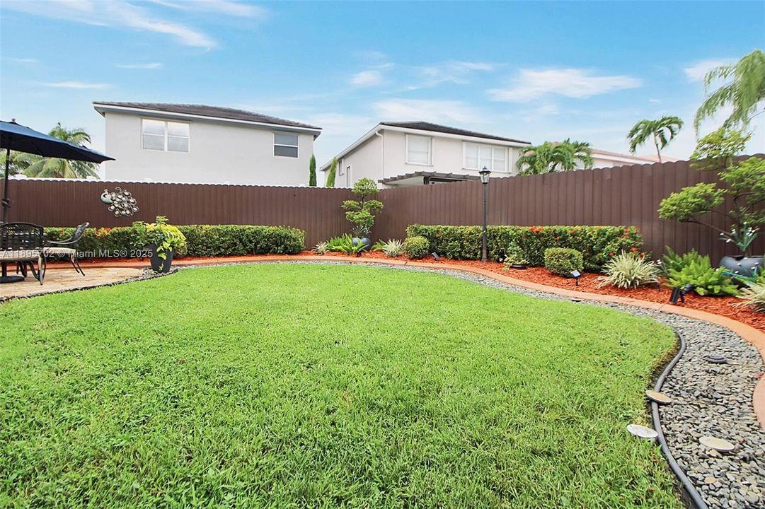 合同活跃: $755,000 (4 贝兹, 2 浴室, 2383 平方英尺)