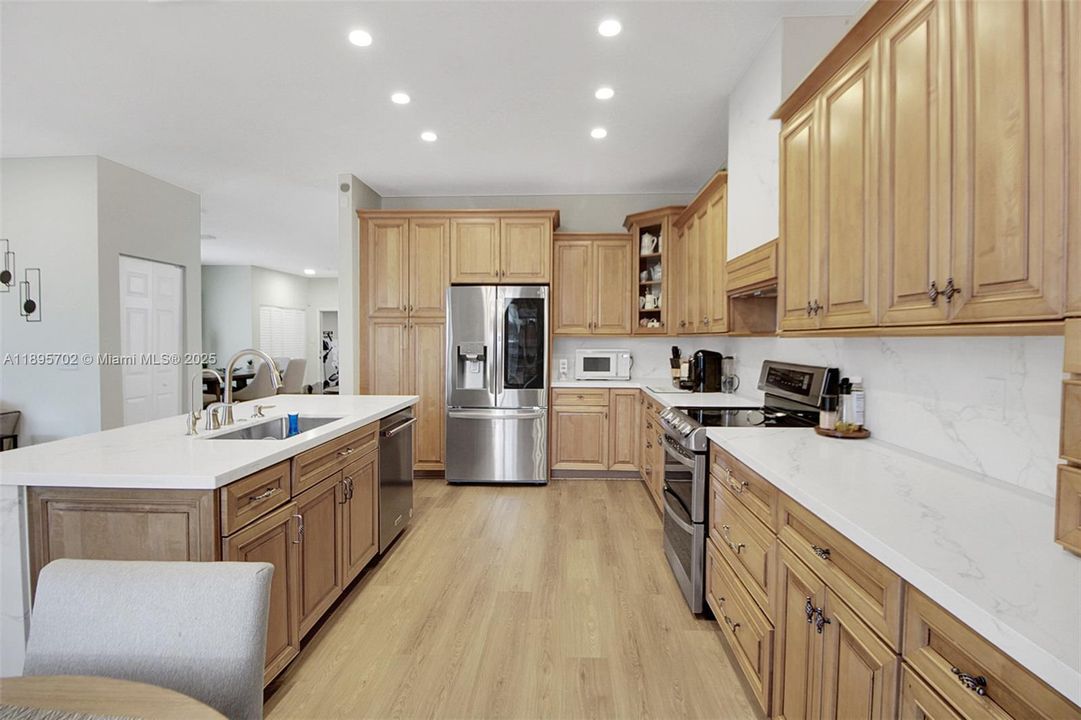 合同活跃: $755,000 (4 贝兹, 2 浴室, 2383 平方英尺)