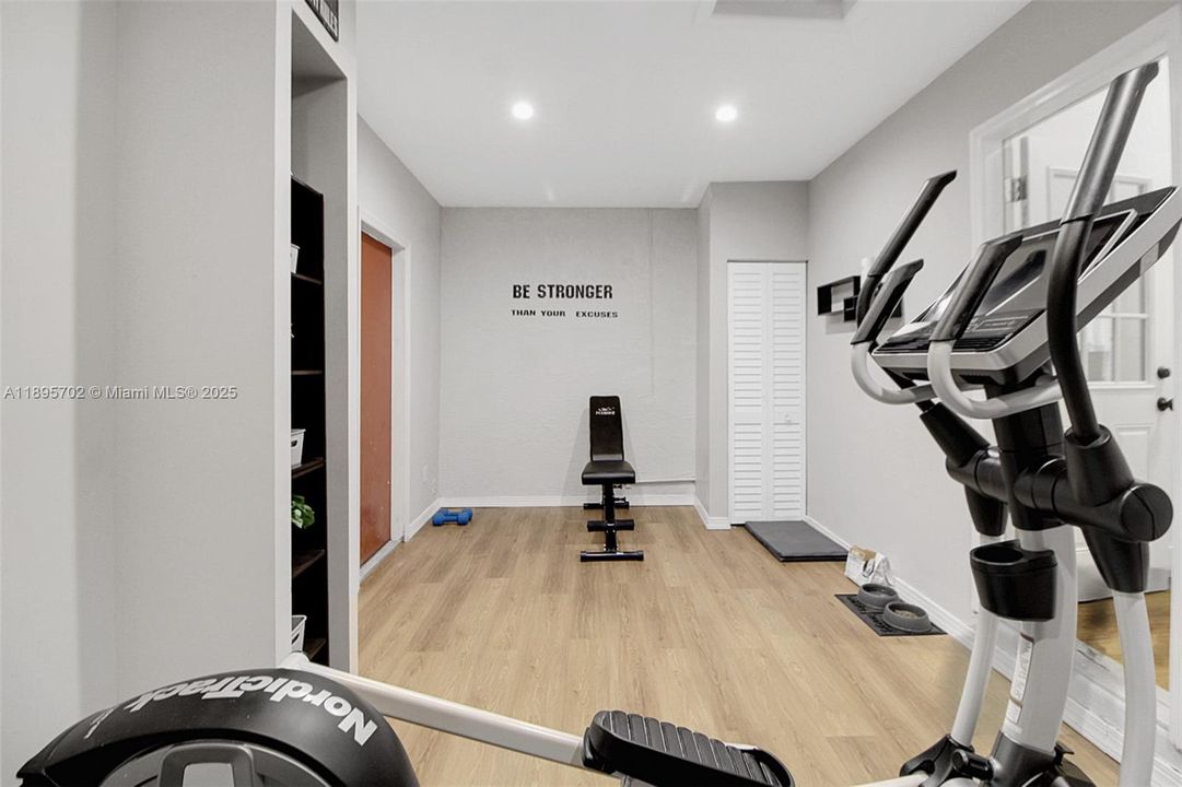 合同活跃: $755,000 (4 贝兹, 2 浴室, 2383 平方英尺)