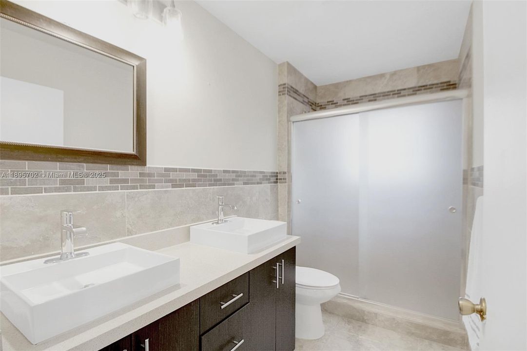 合同活跃: $755,000 (4 贝兹, 2 浴室, 2383 平方英尺)