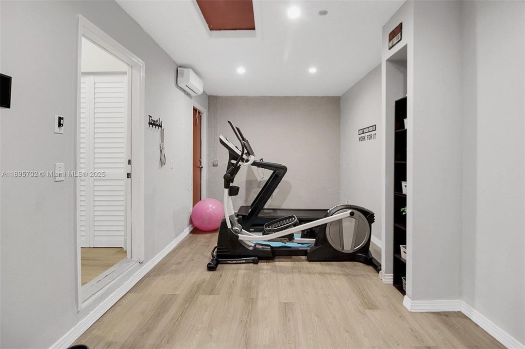 合同活跃: $755,000 (4 贝兹, 2 浴室, 2383 平方英尺)