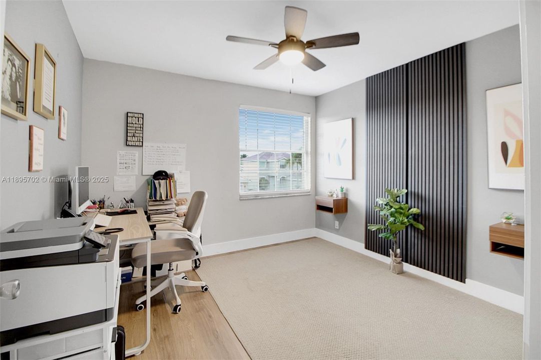 合同活跃: $755,000 (4 贝兹, 2 浴室, 2383 平方英尺)