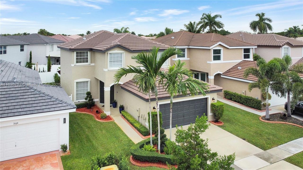 合同活跃: $755,000 (4 贝兹, 2 浴室, 2383 平方英尺)