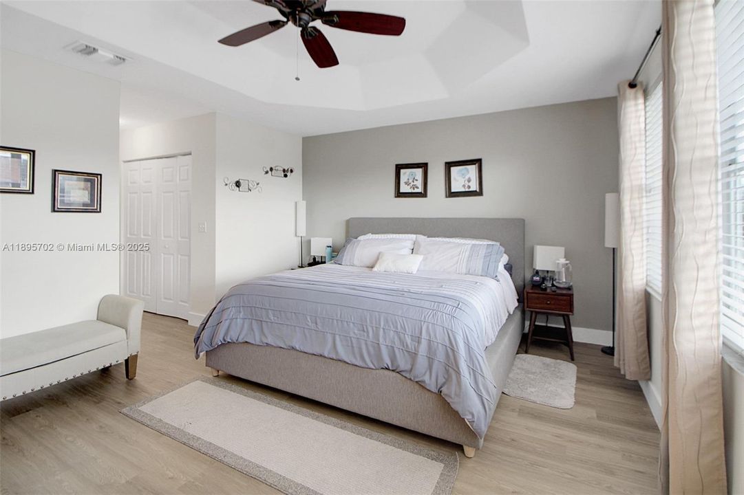 合同活跃: $755,000 (4 贝兹, 2 浴室, 2383 平方英尺)