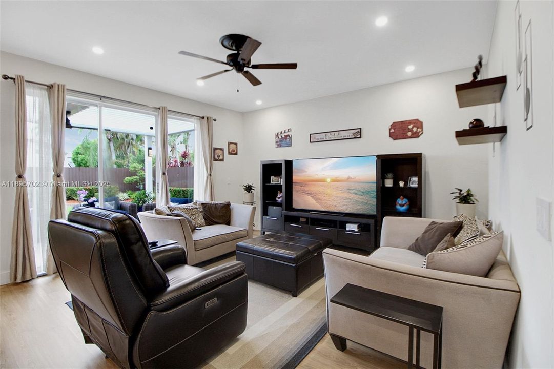 合同活跃: $755,000 (4 贝兹, 2 浴室, 2383 平方英尺)