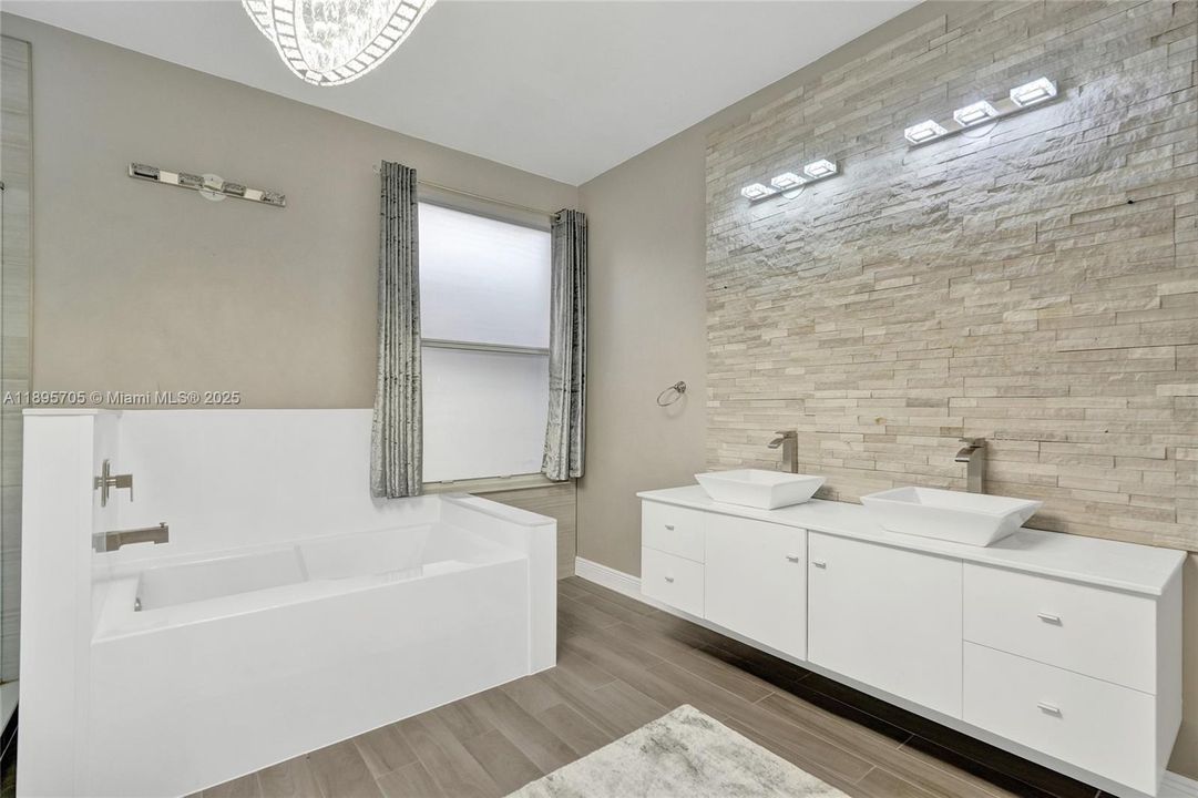 MASTER SPA BATHROOM
