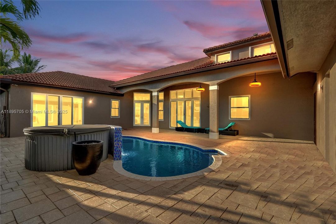 En Venta: $1,389,000 (7 camas, 5 baños, 3796 Pies cuadrados)