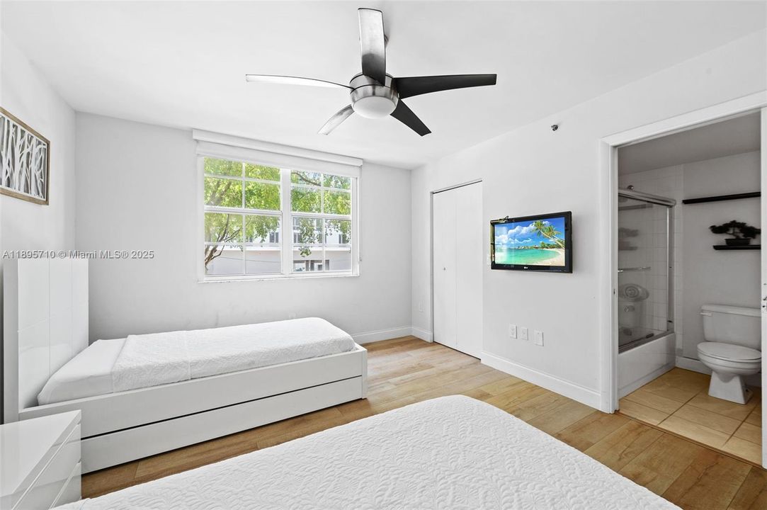 Recently Sold: $429,900 (2 beds, 2 baths, 1100 Square Feet)