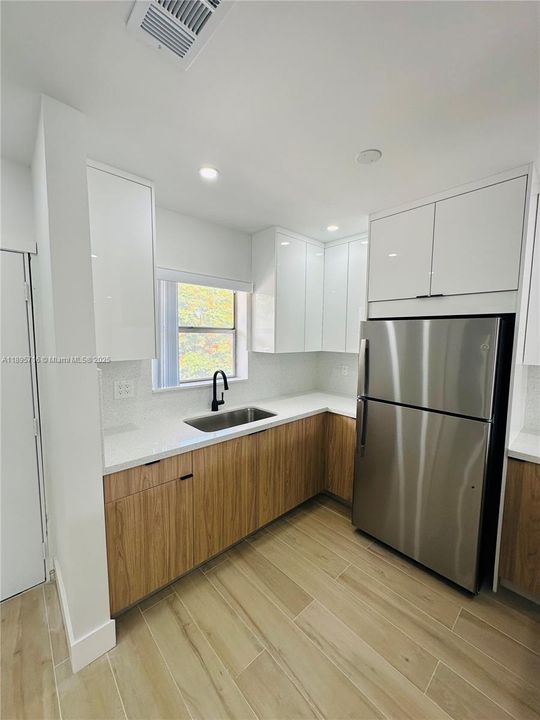 合同活跃: $2,000 (1 贝兹, 1 浴室, 671 平方英尺)