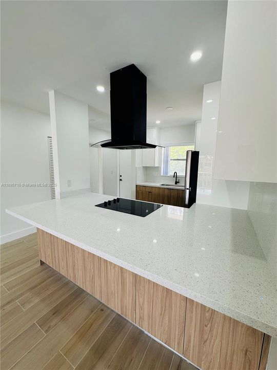 合同活跃: $2,000 (1 贝兹, 1 浴室, 671 平方英尺)