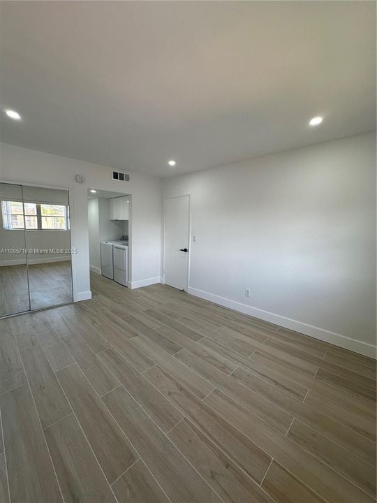 合同活跃: $2,000 (1 贝兹, 1 浴室, 671 平方英尺)