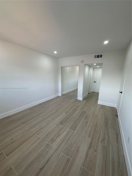 合同活跃: $2,000 (1 贝兹, 1 浴室, 671 平方英尺)