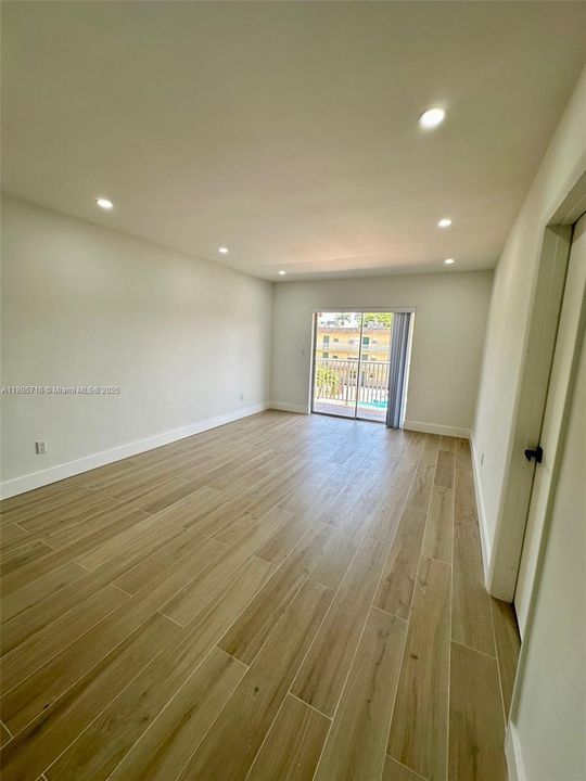 合同活跃: $2,000 (1 贝兹, 1 浴室, 671 平方英尺)