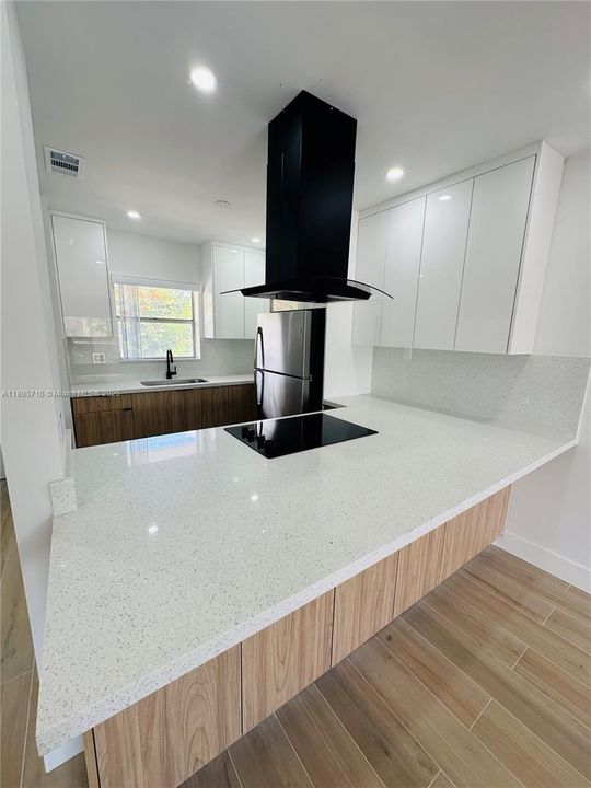 合同活跃: $2,000 (1 贝兹, 1 浴室, 671 平方英尺)