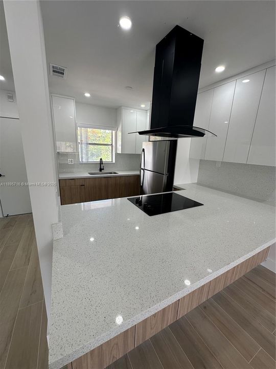 合同活跃: $2,000 (1 贝兹, 1 浴室, 671 平方英尺)