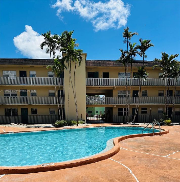 合同活跃: $2,000 (1 贝兹, 1 浴室, 671 平方英尺)