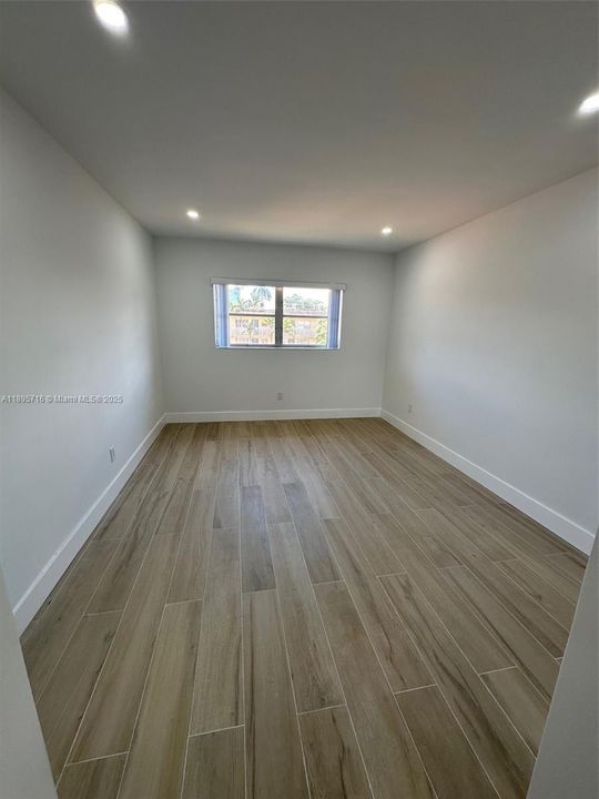 合同活跃: $2,000 (1 贝兹, 1 浴室, 671 平方英尺)