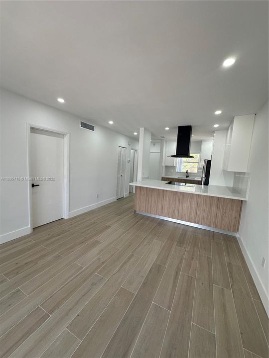 合同活跃: $2,000 (1 贝兹, 1 浴室, 671 平方英尺)