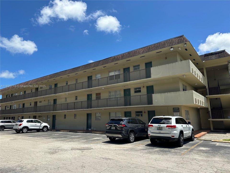 合同活跃: $2,000 (1 贝兹, 1 浴室, 671 平方英尺)