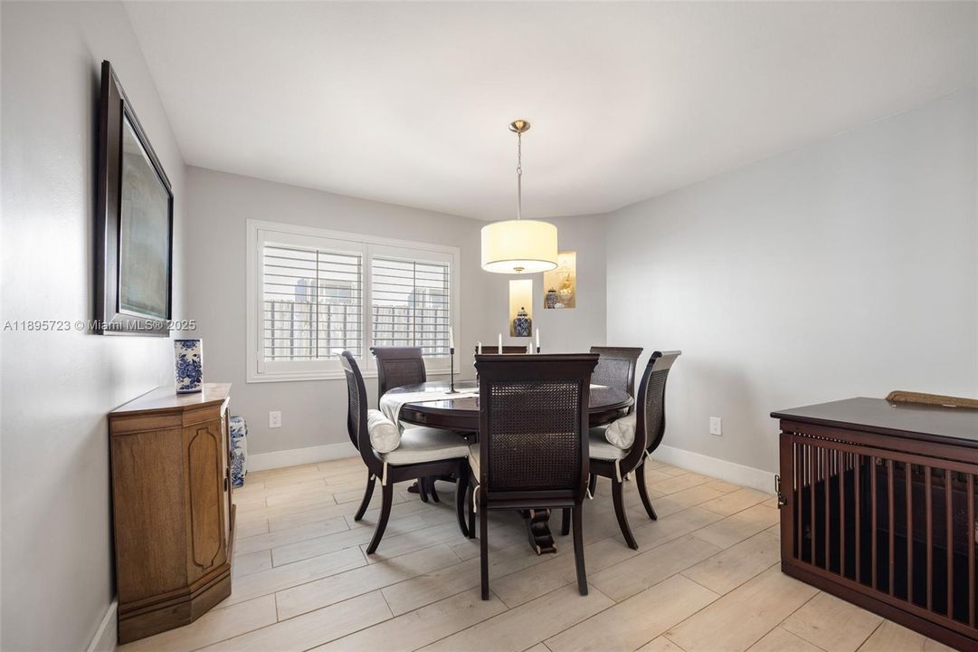 Activo con contrato: $750,000 (4 camas, 2 baños, 2040 Pies cuadrados)