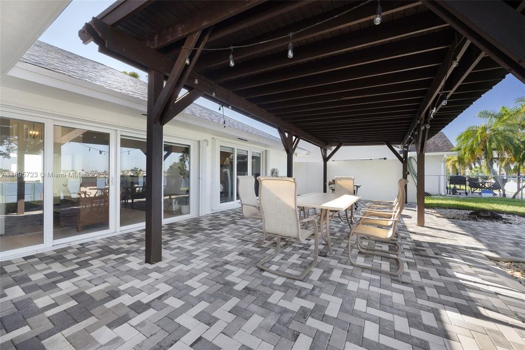 Activo con contrato: $750,000 (4 camas, 2 baños, 2040 Pies cuadrados)