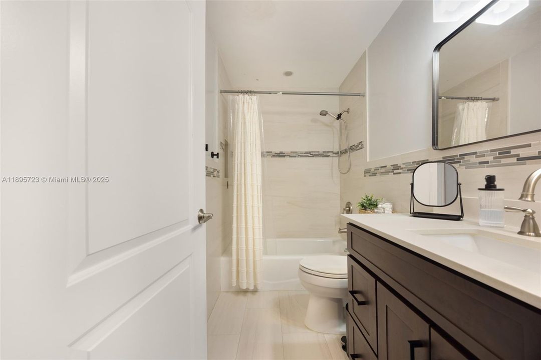 Activo con contrato: $750,000 (4 camas, 2 baños, 2040 Pies cuadrados)