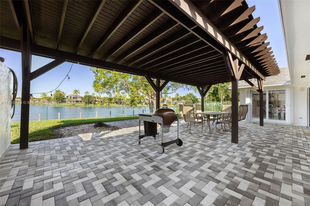 Activo con contrato: $750,000 (4 camas, 2 baños, 2040 Pies cuadrados)