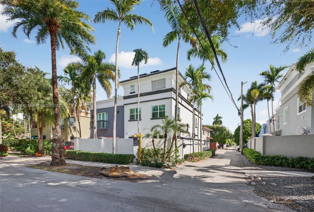 Active With Contract: $1,450,000 (3 beds, 3 baths, 2707 Square Feet)